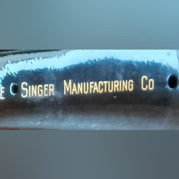 Sewing Machine - Picture 4 of 4